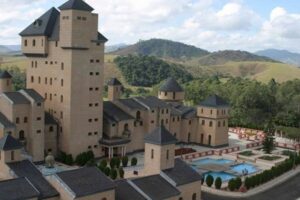 Castelo de ex-deputado com 37 suítes em Minas Gerais vai a leilão com lance mínimo de R$ 30 milhões (Foto: Casa Leiloeira)