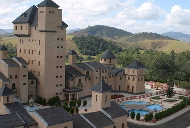 Castelo de ex-deputado com 37 suítes em Minas Gerais vai a leilão com lance mínimo de R$ 30 milhões (Foto: Casa Leiloeira)