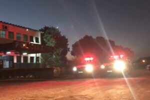 Carros da Polícia Civil em frente a prédio em Formosa em operação contra fraudes