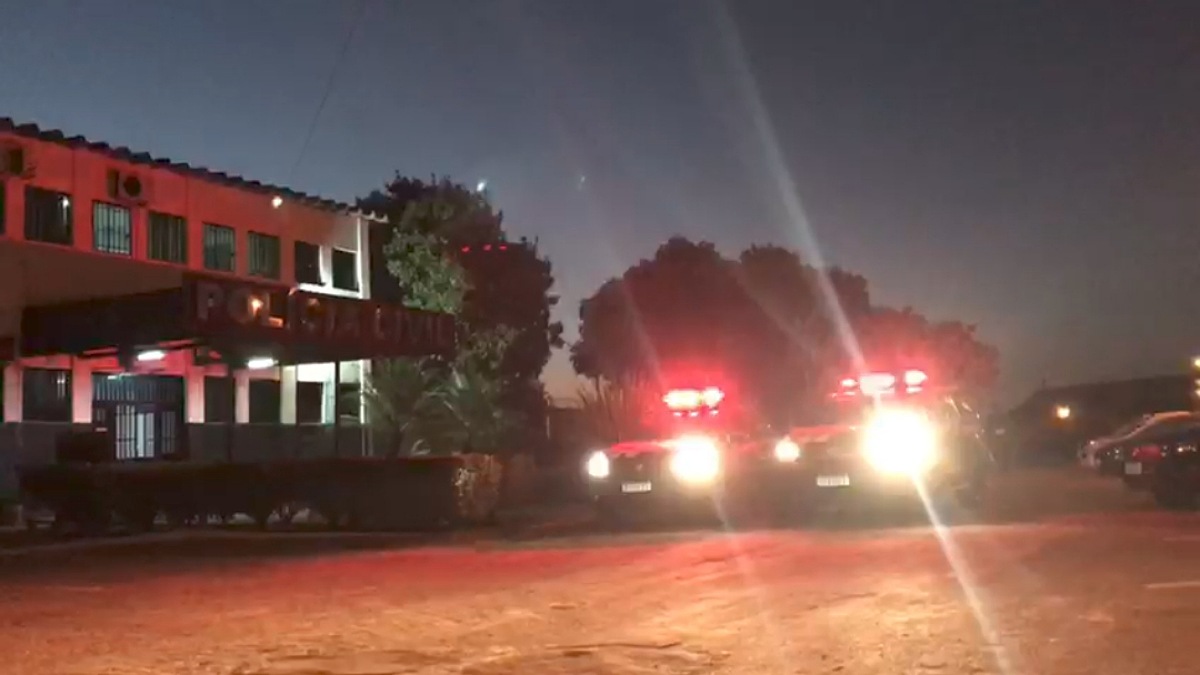 Carros da Polícia Civil em frente a prédio em Formosa em operação contra fraudes