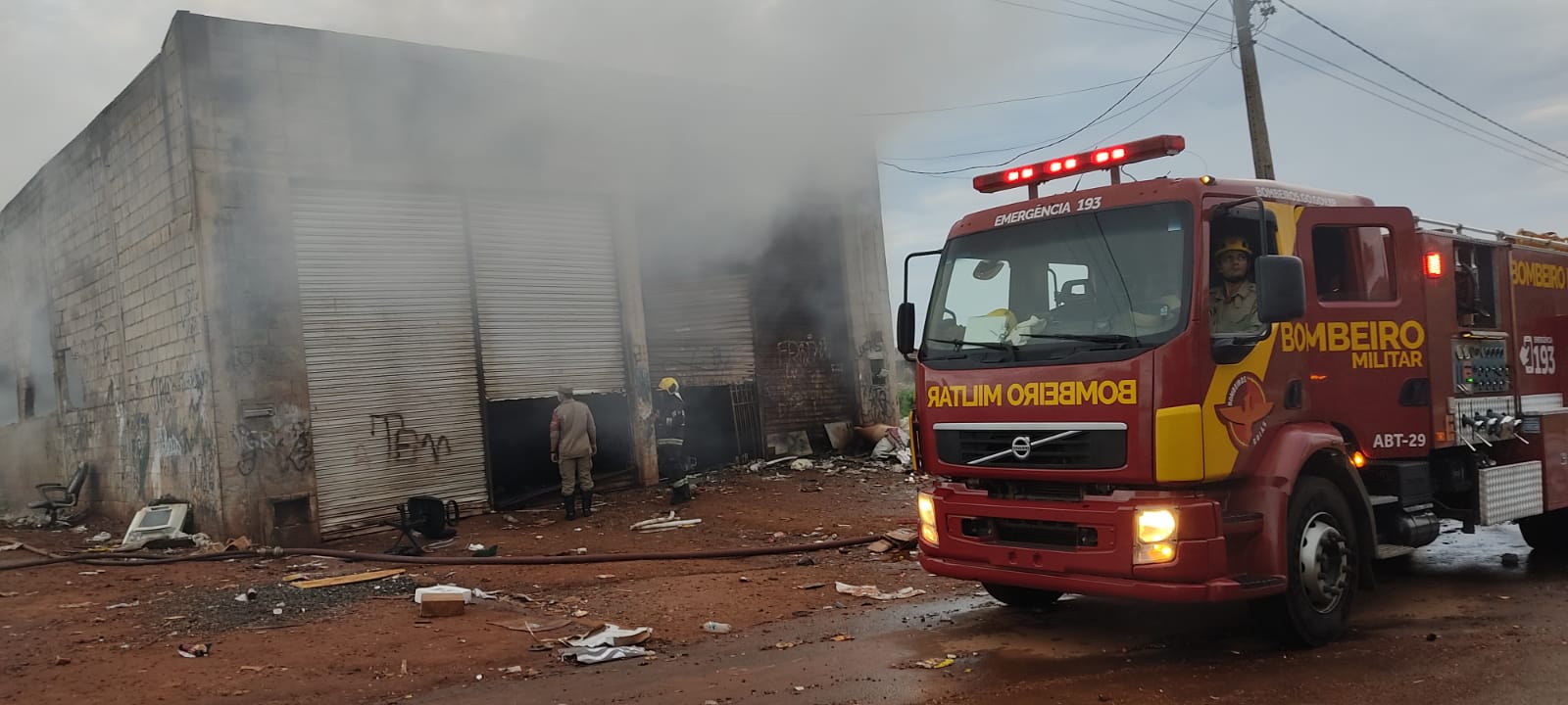 Bombeiros tentam conter chamas com viatura