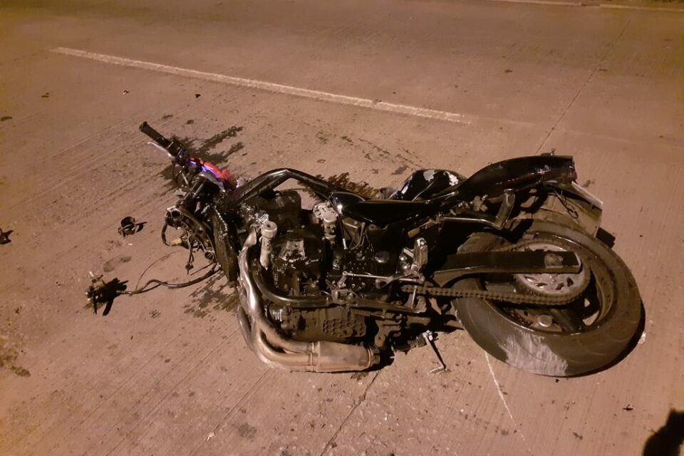 Violência do impacto fez com que roda dianteira se soltasse do quadro