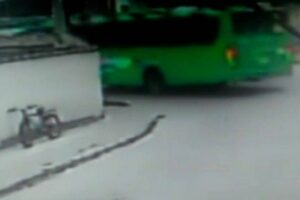 Mulher morre após cair de ônibus com porta aberta no Rio de Janeiro