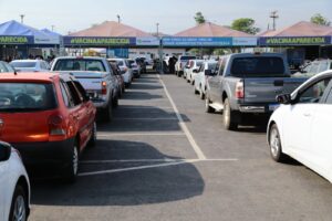 Fila de carros no drive thru de Aparecida de Goiânia