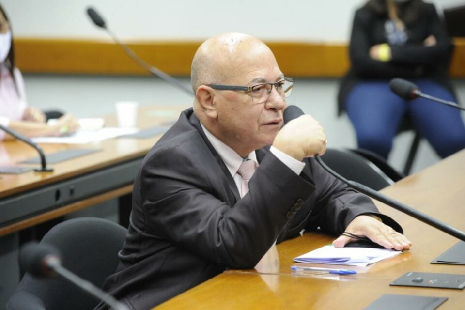Mulher contratada para orar furta R$ 300 mil da casa do deputado professor Alcides (Foto: Agência Câmara)