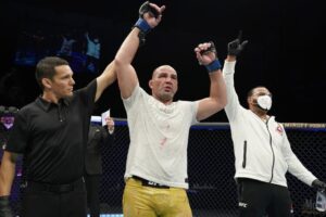 Glover Teixeira tem o braço erguido após vitória no UFC