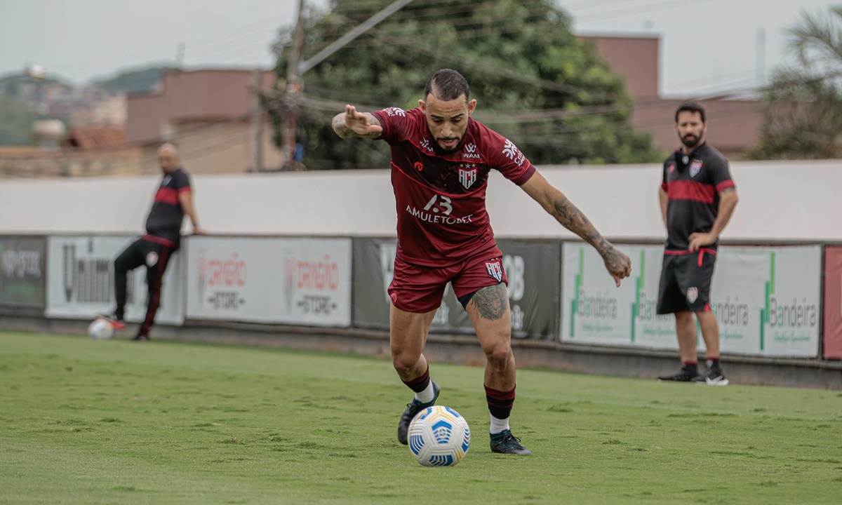 Natanael durante treino no Atlético-GO