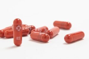 Agência reguladora dos EUA aprova uso emergencial de pílula contra Covid-19