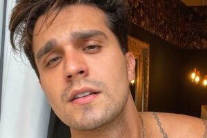 Após a captura, o animal foi colocado em uma gaiola. Luan Santana aciona emergência após encontrar cobra em casa: vídeo