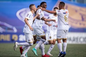 Jogadores da Aparecidense comemoram gol contra o Uberlândia