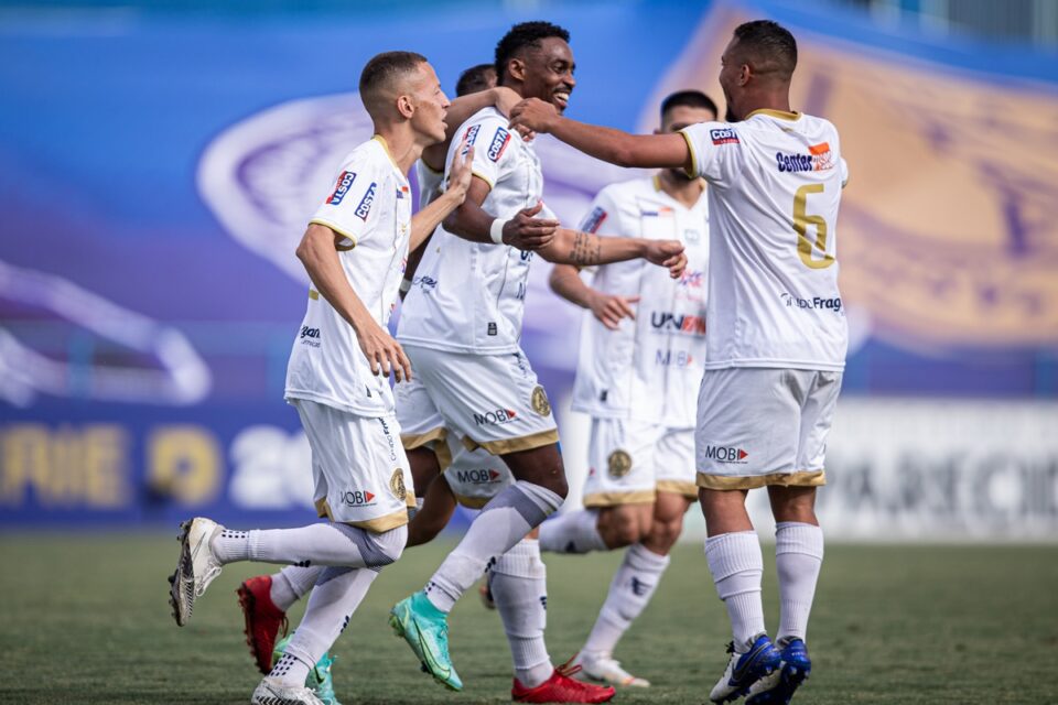 Jogadores da Aparecidense comemoram gol contra o Uberlândia