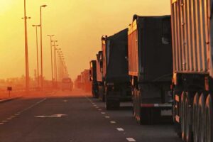 Caminhões seguindo em comboio em alguma rodovia pelo país