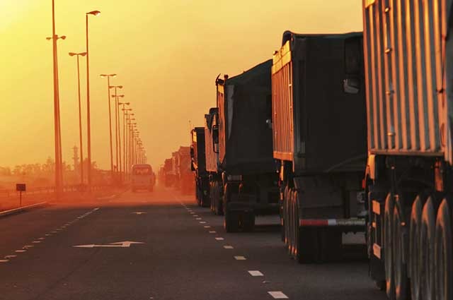 Caminhões seguindo em comboio em alguma rodovia pelo país