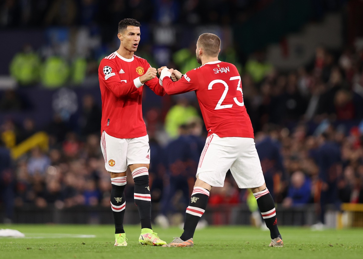Cristiano Ronaldo cumprimenta Shaw no jogo do Manchester United