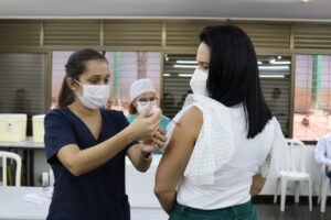 Pessoas recebendo dose do imunizante