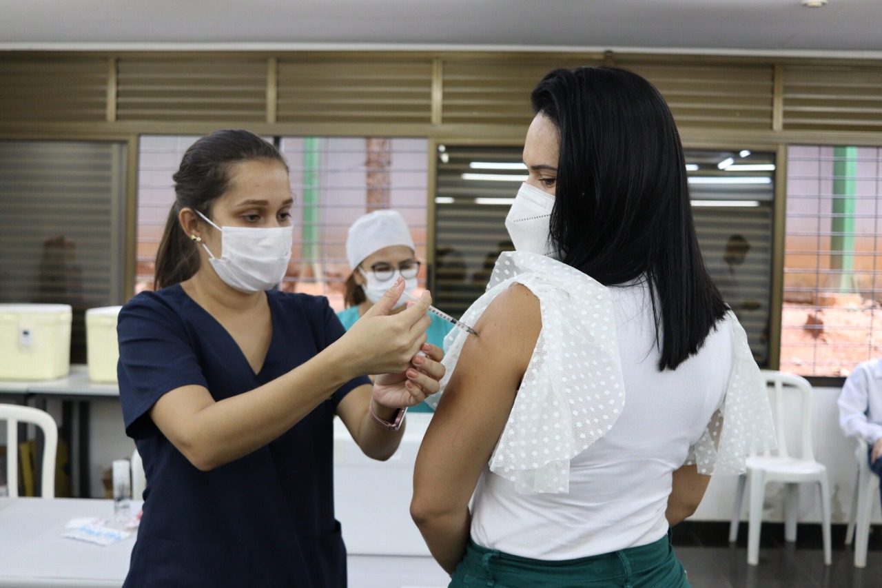 Pessoas recebendo dose do imunizante