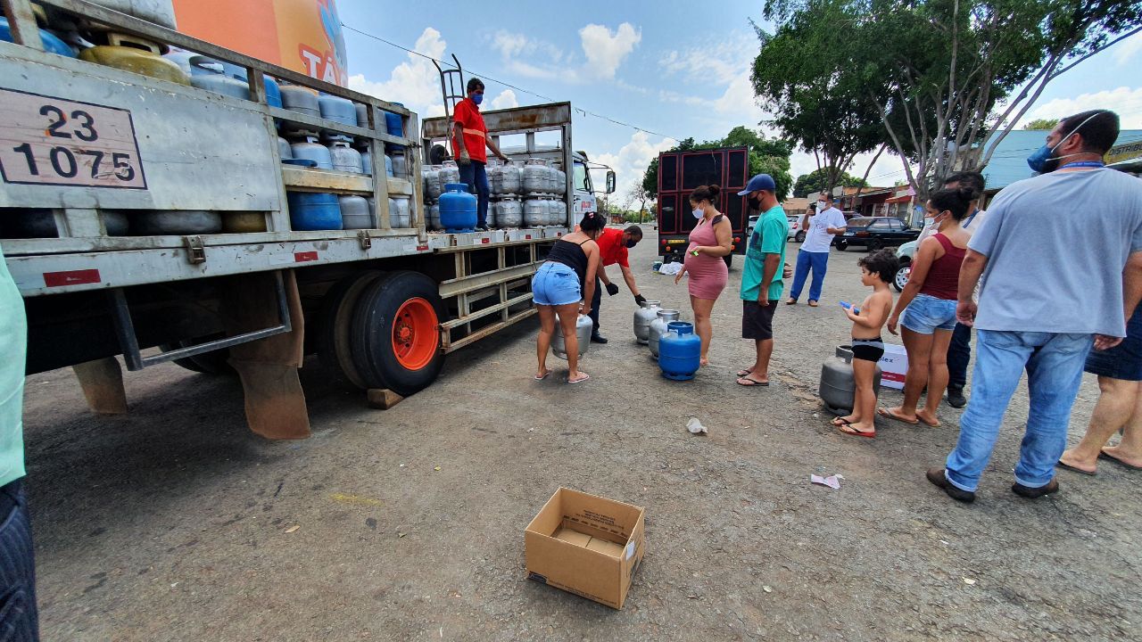 Como forma de protesto, cerca de 230 botijões de gás foram vendidos a R$ 50 na região Noroeste de Goiânia, na última quarta-feira (13). (Foto: reprodução)