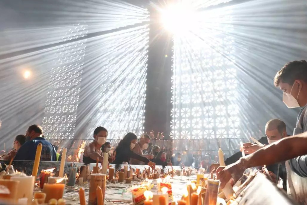 Santuário Nacional Aparecida, em São Paulo - Fiéis fazem suas preces em meio a velas e luz matinal