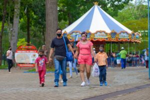 A família de Anna Cláudia Messias ficou três horas na fila para entrar no Mutirama, neste Dia das Crianças (Foto: Jucimar de Sousa - MaisGoiás)