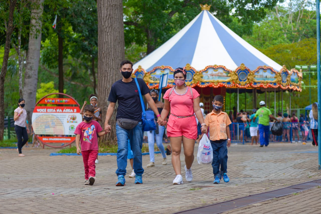 A família de Anna Cláudia Messias ficou três horas na fila para entrar no Mutirama, neste Dia das Crianças (Foto: Jucimar de Sousa - MaisGoiás)