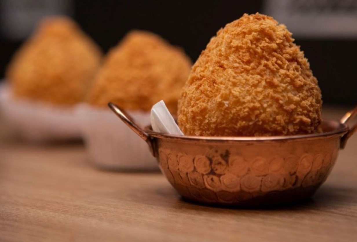 Coxinha sem massa da Salgaderia Premium, é opção de coxinha em Goiânia 