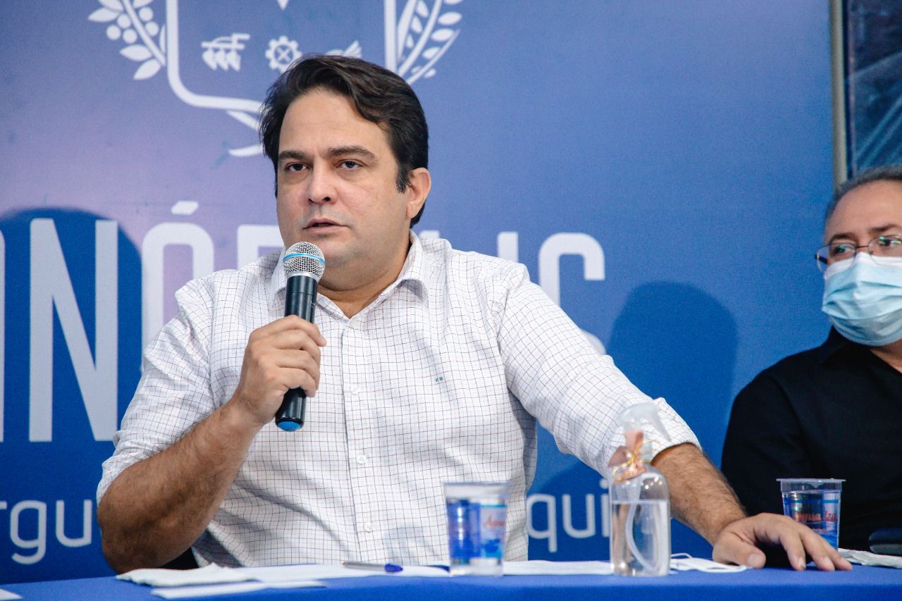 Prefeito Roberto Naves deu declaração durante questionamento. (Foto: Bruno Velasco).