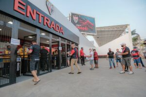 Torcida do Atlético-GO no Estádio Antônio Accioly