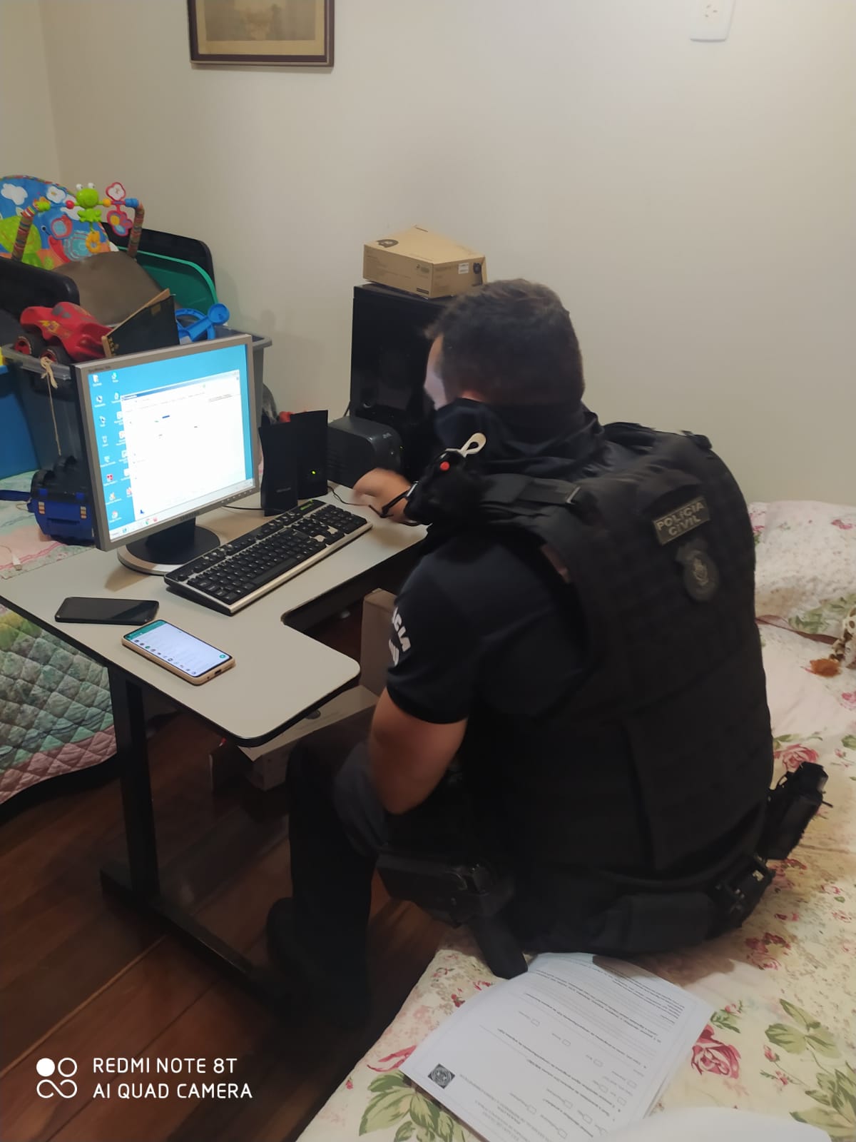 Agentes no cumprimento dos mandados de busca e apreensão nas casas dos suspeitos