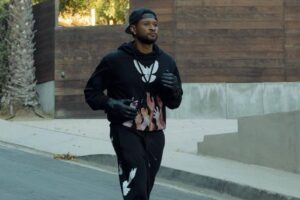 cabra "Isso é o que 43 parece para mim", escreveu o rapper. Usher sai para correr com filhotes de cabra em seu aniversário de 43 anos