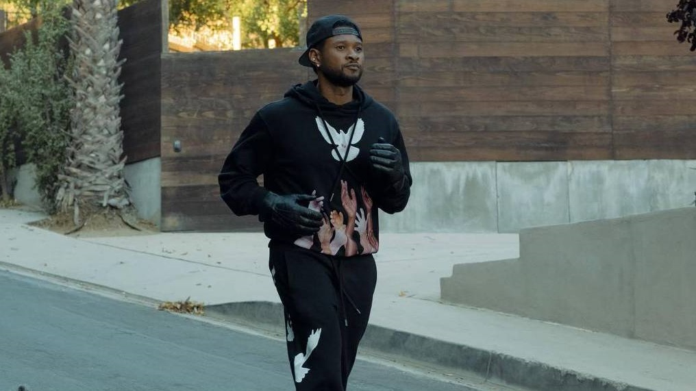 cabra "Isso é o que 43 parece para mim", escreveu o rapper. Usher sai para correr com filhotes de cabra em seu aniversário de 43 anos