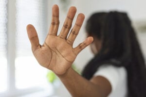 Batalhão Maria da Penha celebra aniversário com vitrine viva de violência contra a mulher