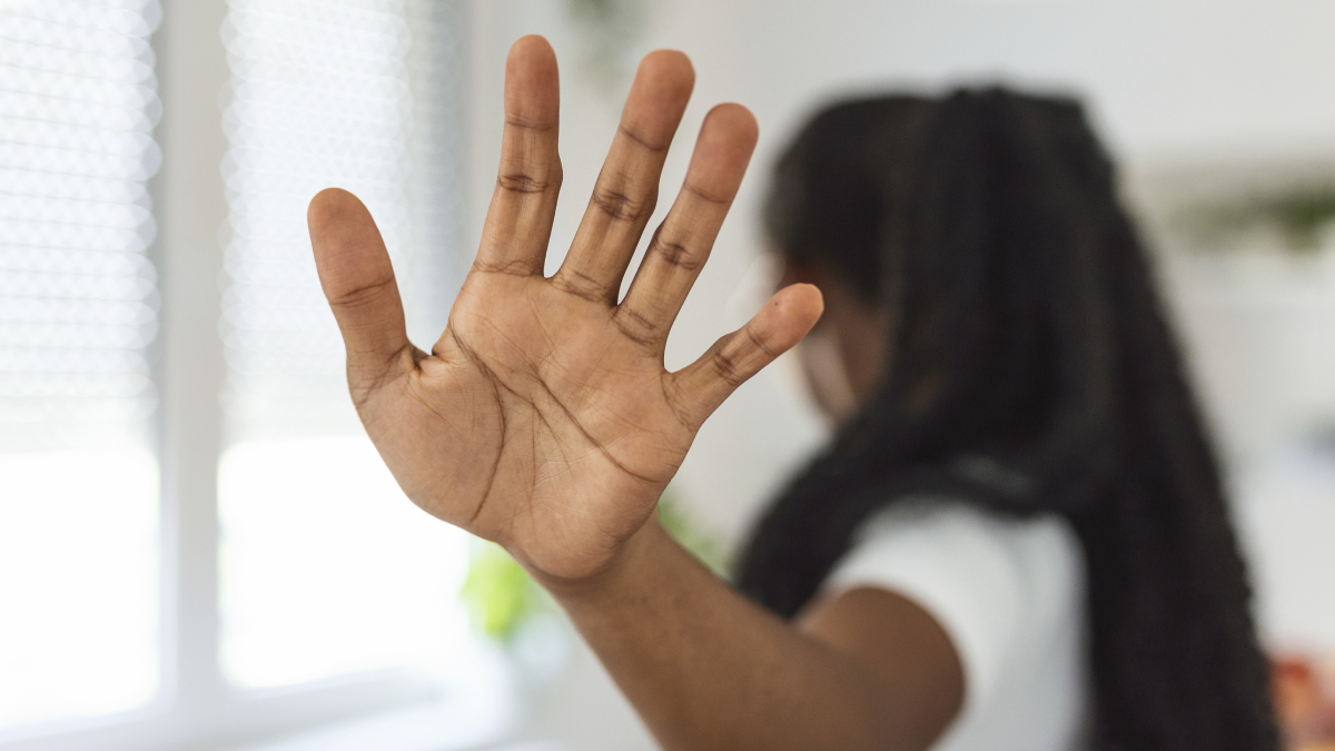 Batalhão Maria da Penha celebra aniversário com vitrine viva de violência contra a mulher