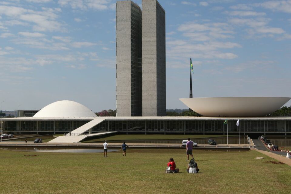 Senadores do PT votam a favor da PEC dos Precatórios