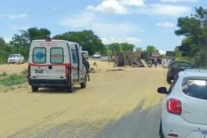 Carga de soja ficou espalhada pela pista. (Foto: Reprodução)