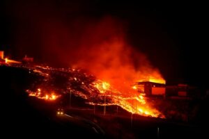 Ilha está sendo devastada com a erupção de um vulcão