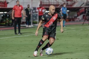 Dudu em jogo do Atlético-GO