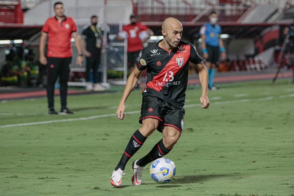 Dudu em jogo do Atlético-GO
