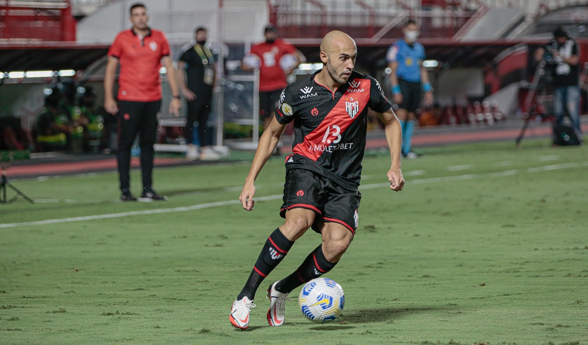 Dudu em jogo do Atlético-GO