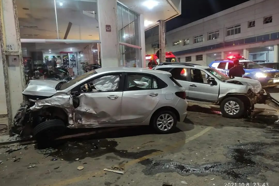 Acidente em Catalão deixa dois veículos destruídos (Foto: Reprodução/Instagram PM)