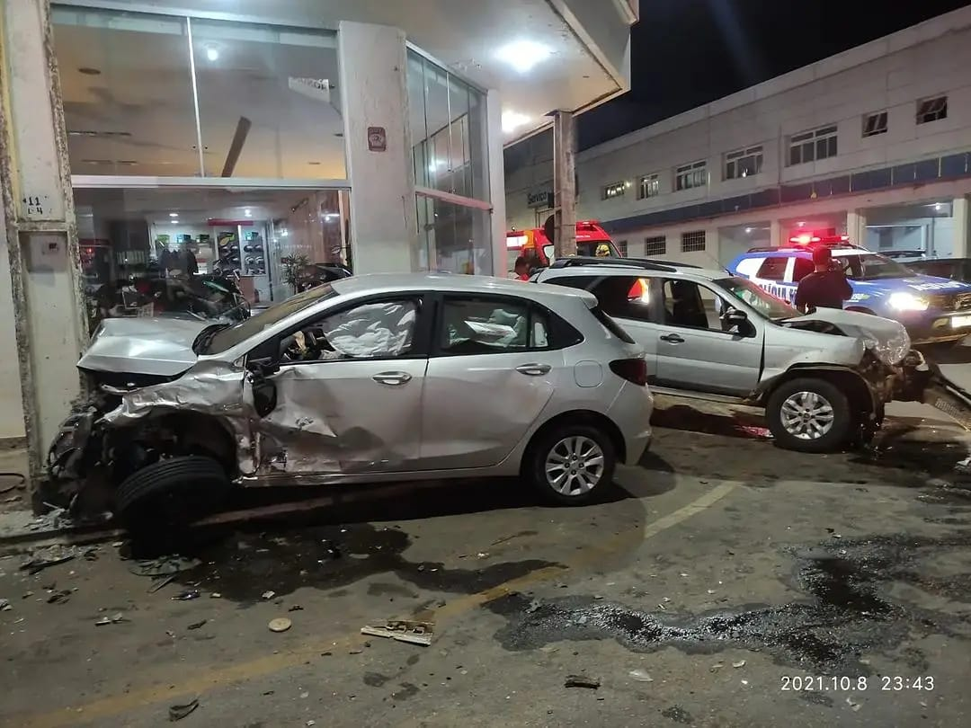 Acidente em Catalão deixa dois veículos destruídos (Foto: Reprodução/Instagram PM)