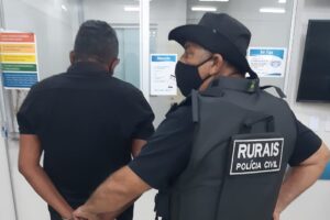 Policial prende homem que está de costas