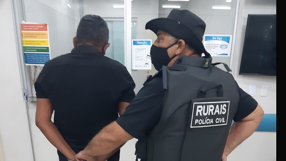 Policial prende homem que está de costas