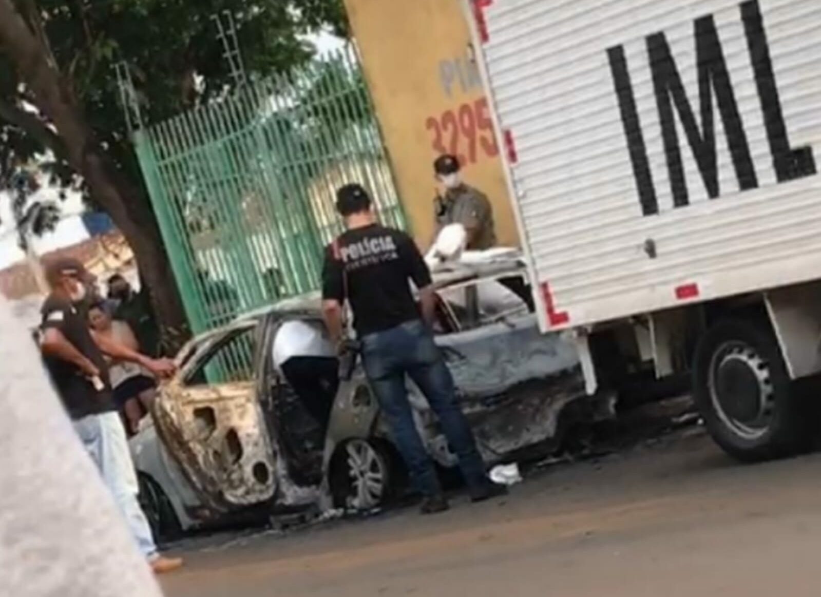 Um corpo foi encontrado carbonizado dentro de um carro, no Setor Residencial Fortaleza, em Goiânia. O caso ocorreu no início da manhã de hoje. (Foto: reprodução)