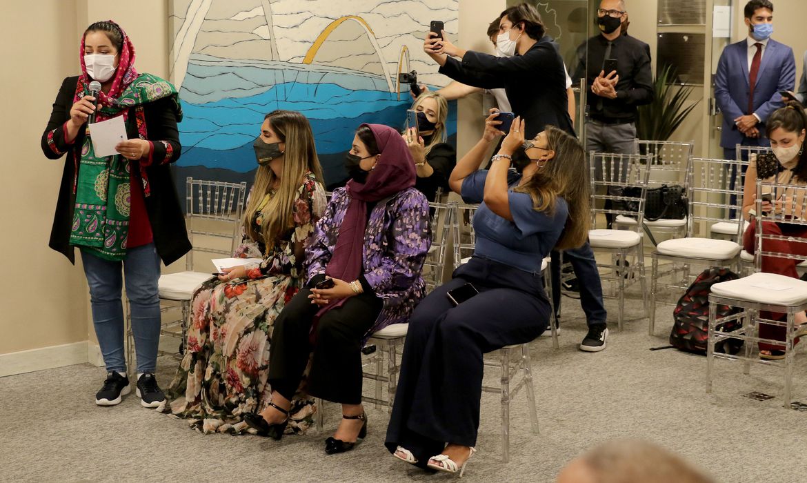 Associação de magistrados cria campanha para acolher juízas afegãs