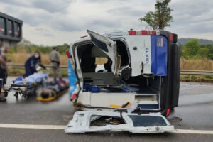 Ambulância tomba na BR-060 devido água na pista e deixa motorista ferido