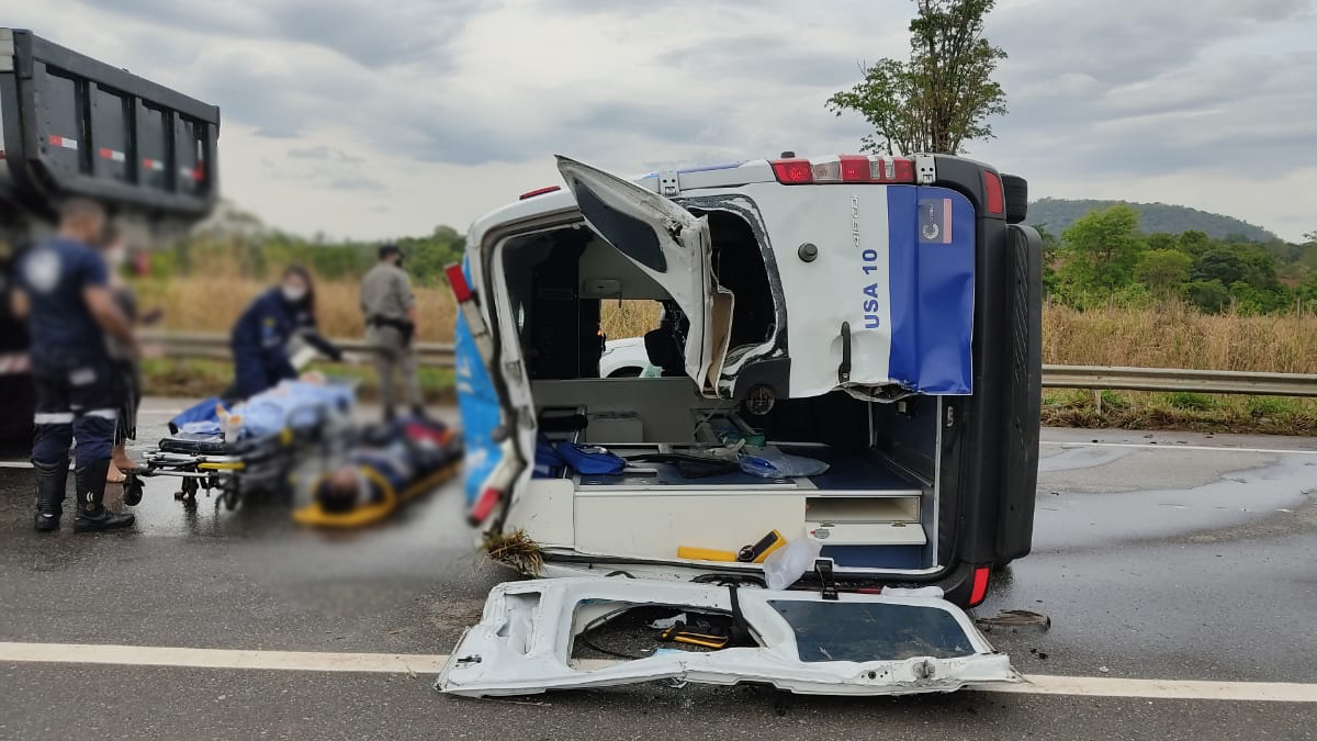 Ambulância tomba na BR-060 devido água na pista e deixa motorista ferido