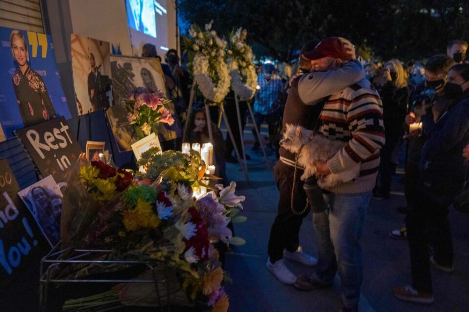 arma Amigos de Halyna Hutchins se reuniram em tributo. Caso Alec Baldwin: Vigília homenageia diretora de fotografia morta em set