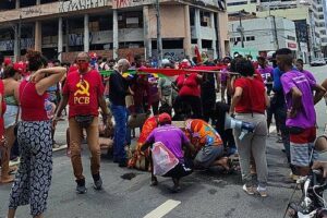 Manifestantes socorrem advogada atropelada em ato contra o presidente Jair Bolsonaro