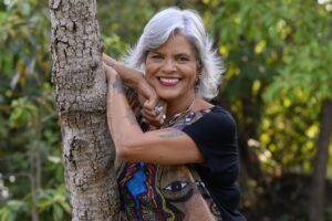 Cantora Cristiane Couto realiza turnê gratuita em homenagem a compositores goianos