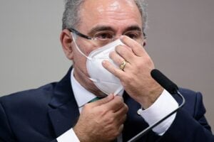 Queiroga diz que cuidados com a ômicron devem ser os mesmos que de outras variantes